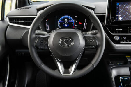 Test sürüşünde hız sınırını aşınca otomobili çekiciyle döndü