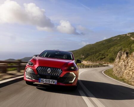 Renault Clio: E-Tech Hibrit mi, TCe Benzinli mi? Hangi Motor Sizin İçin Uygun?