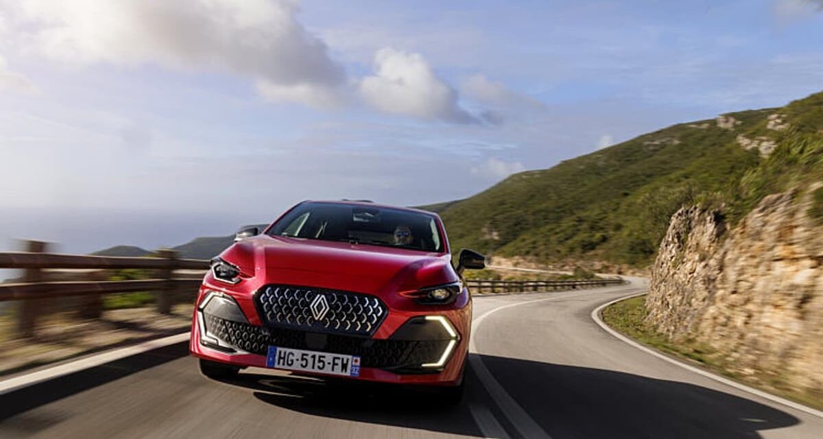 Renault Clio: E-Tech Hibrit mi, TCe Benzinli mi? Hangi Motor Sizin İçin Uygun?
