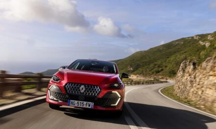 Renault Clio: E-Tech Hibrit mi, TCe Benzinli mi? Hangi Motor Sizin İçin Uygun?