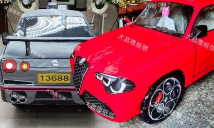 Öbür dünyaya Porsche ile gitmek: Kağıttan otomobil sanatı