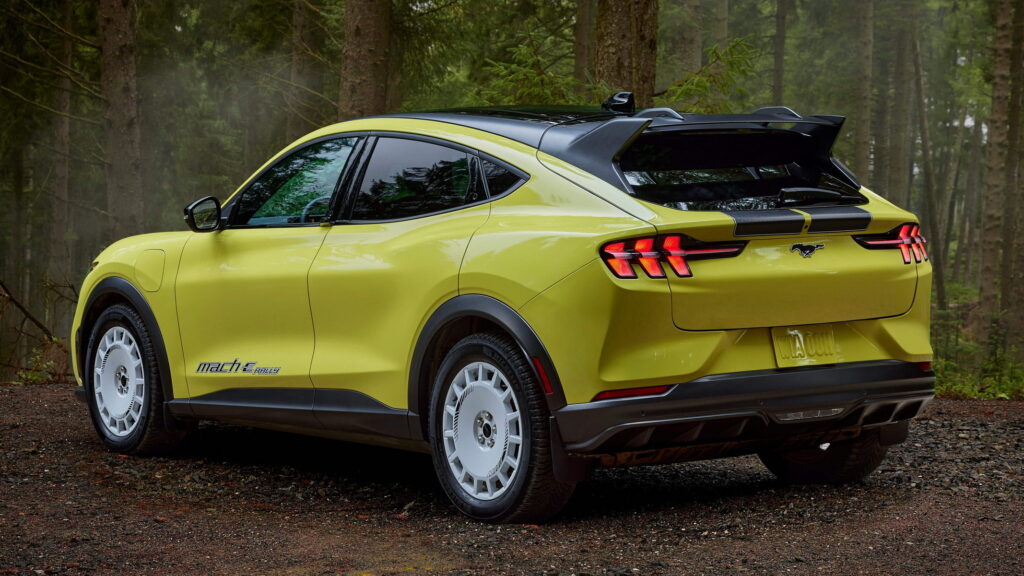 Ford, Mustang Mach-E Modellerini Yapıştırıcı Sorunu Nedeniyle Geri Çağırıyor
