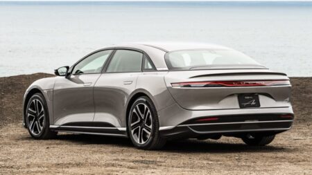 Lucid Air Sahiplerine 'Dışarı Park Edin' Uyarısı: Yazılım Kaynaklı Yangın Riski