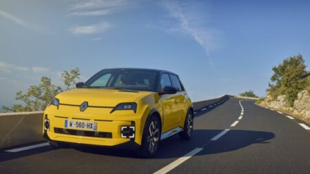 Fransa Otomobil Pazarında Elektrikli Devrimi: Renault Zirveyi Kimseye Bırakmıyor