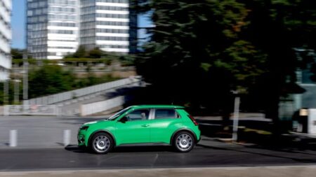 Renault 5 E-Tech Almanya'da Ucuzladı: Türkiye'ye Yansır mı?