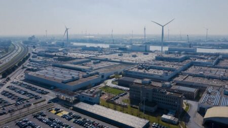 Geely Avrupa Üretim Stratejisini Değiştiriyor: Kendi Fabrikası Yerine Mevcut Tesisleri Kullanacak