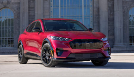 Ford, Mustang Mach-E Modellerini Yapıştırıcı Sorunu Nedeniyle Geri Çağırıyor