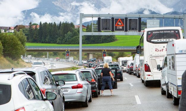 Avusturya Yollarında Kritik Hafta Sonu: Transit Rotalarda Trafik Alarmı