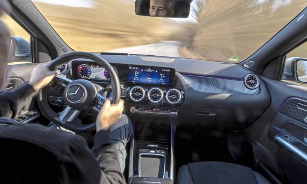 Mercedes-Benz Geri Adım Attı: Kokpitlere Fiziksel Tuşlar Geri Dönüyor