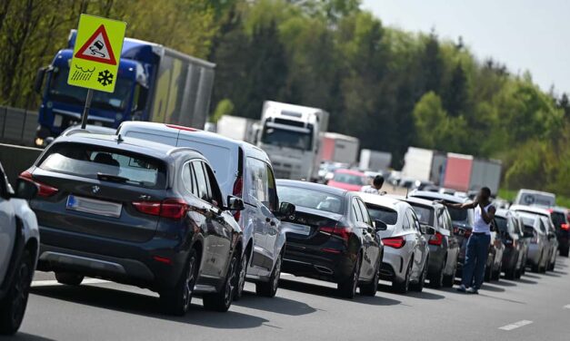 Avusturya yollarında tatil trafiği alarmı: A10, A12 ve A13 rotalarında büyük yoğunluk bekleniyor