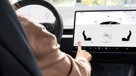 Tesla'nın Çin'deki geleceği fiziksel tuş kurallarıyla mı tehlikeye giriyor?