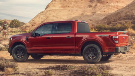 Ford, Mustang Mach-E Modellerini Yapıştırıcı Sorunu Nedeniyle Geri Çağırıyor
