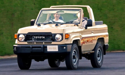 Toyota Land Cruiser’ın En Küçük Modelinin Ön Camı Neden Katlanıyor?