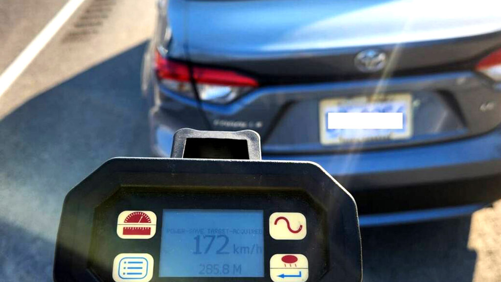 Test sürüşünde hız sınırını aşınca otomobili çekiciyle döndü